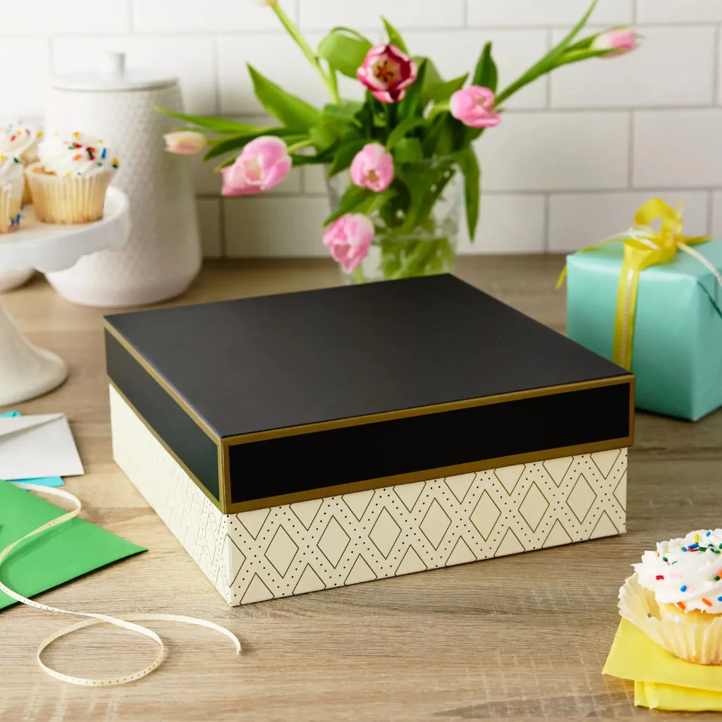 Hallmark : 10" Square Gold Diamonds on Cream Gift Box - Image 2