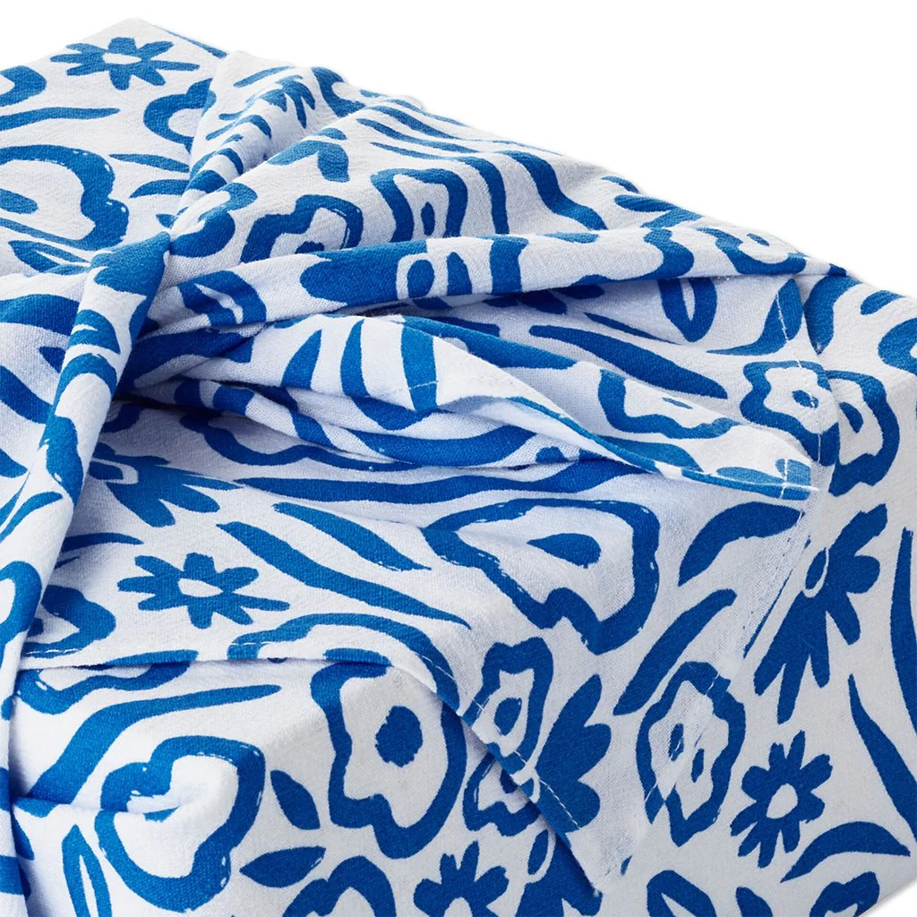 Hallmark : 26" Blue Floral Fabric Gift Wrap - Image 5