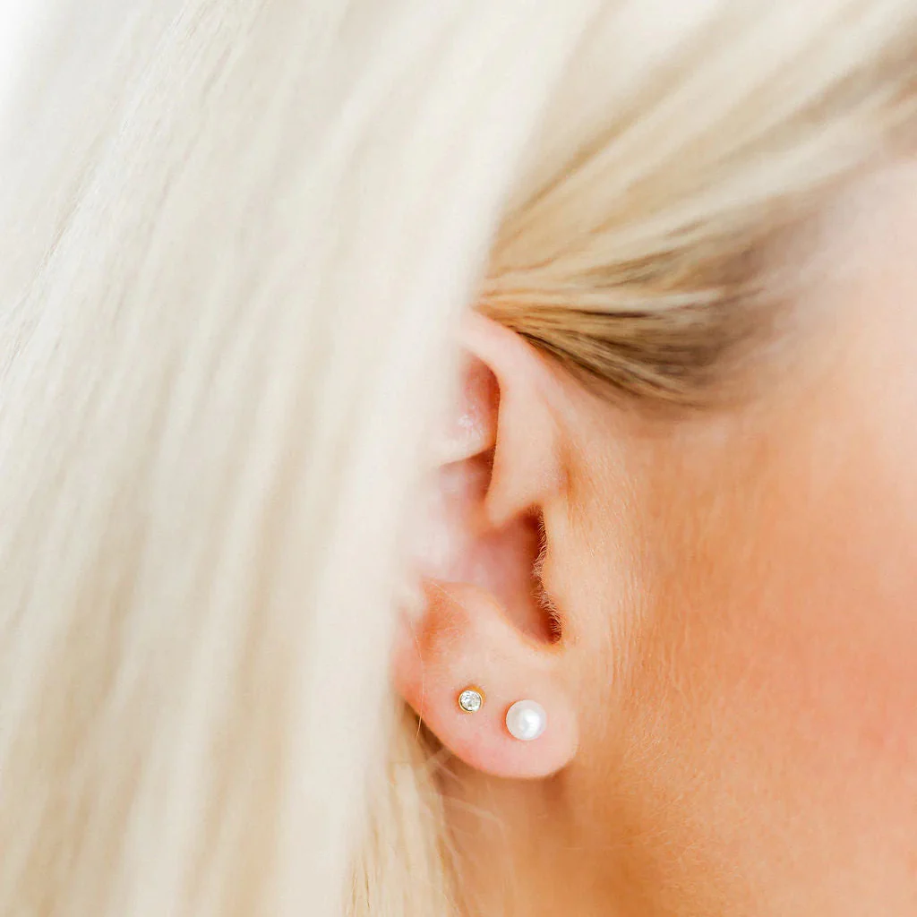 Linny Co : Screwback Stud Earrings Pearl White 5mm - Image 2