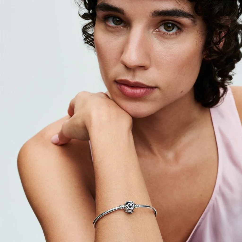 PANDORA : Encircled Clasp Bangle - Silver - Image 3
