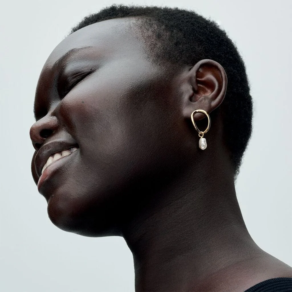 PANDORA : Organically Shaped Circle & Baroque Treated Freshwater Cultured Pearl Earrings in Gold - Image 3