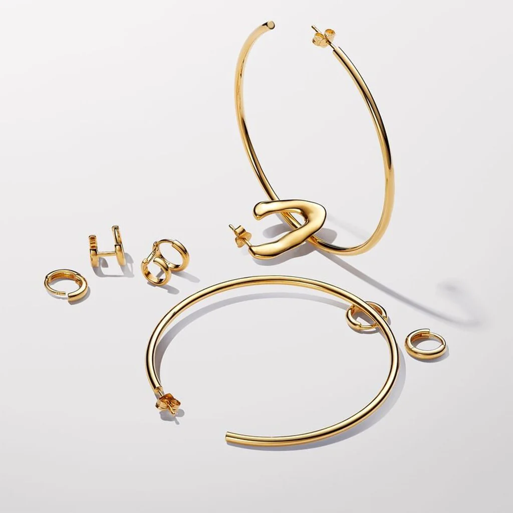 PANDORA : Organically V-shaped Open Hoop Earrings in Gold - Image 3