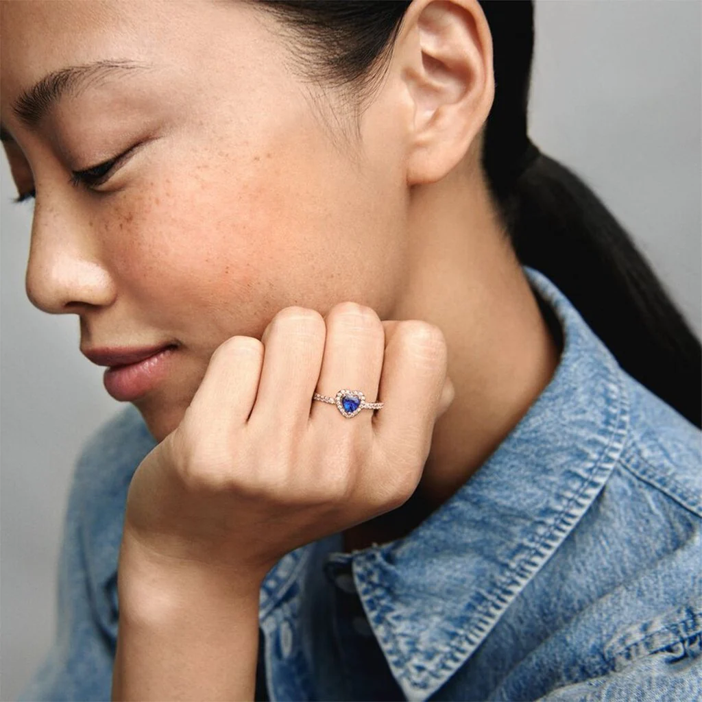 PANDORA : Sparkling Blue Elevated Heart Ring - 14k Rose gold-plated - Image 2