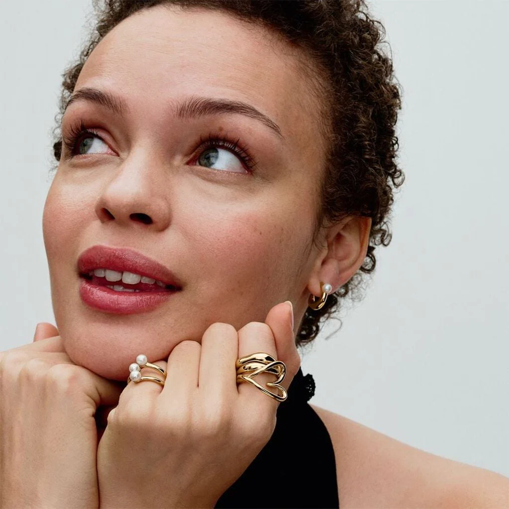 PANDORA : Treated Freshwater Cultured Pearl & Organically Shaped Hoop Earrings - Gold - Image 2